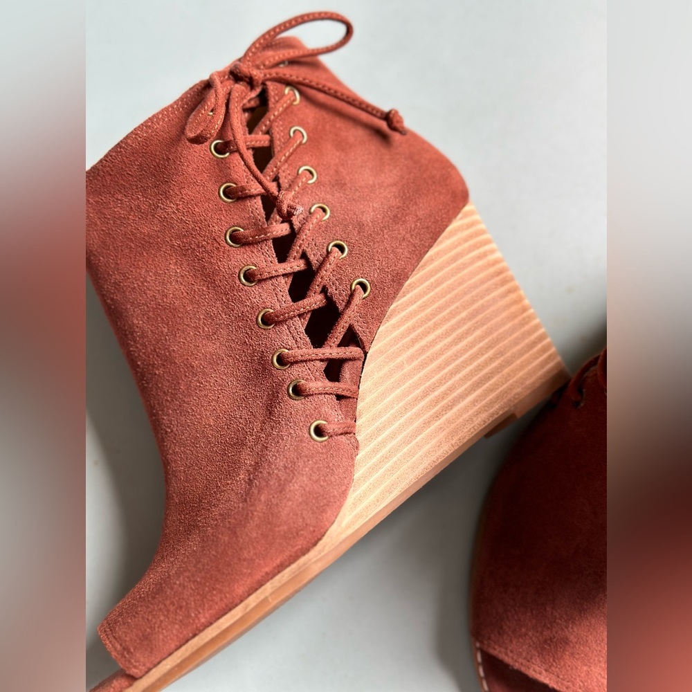 Lucky Brand “LP-Jaevin” Rust Wedge Peep-Toe Bootie (Size 8.5)